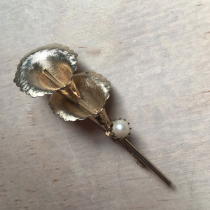 Gold Flower Brooch w Cultured Pearl